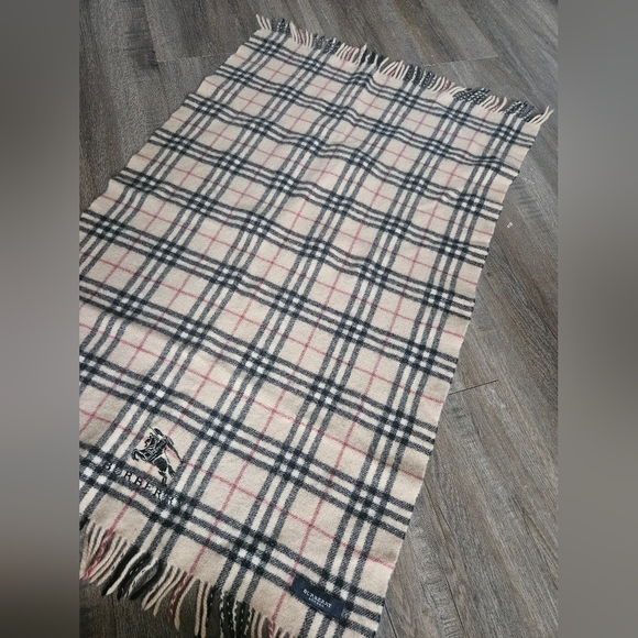 Authentic Burberry 100% wool scarf - Picture 8 of 10